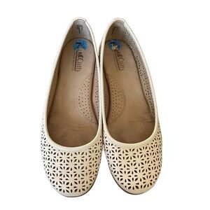 Aerosols white mountain white lace cut out comfort flats, size 7 1/2